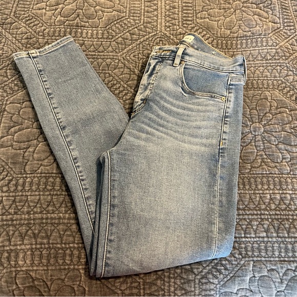 LOFT High Rise Skinny Distressed Jean. Light wash 4/27 - Picture 7 of 14